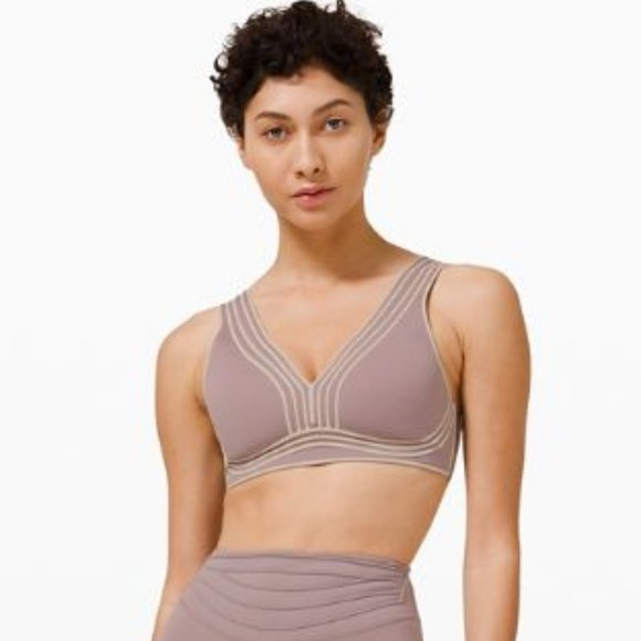 ☀️Host Pick☀️ LULULEMON GET IN LINE VIOLET CREAM YOGA BRA! Size 4 - Picture 2 of 8
